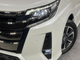 【LEDヘッドライト】悪天候や夜間走行時も良好な視界を確保し安心して運転できる高輝度LEDヘッドライトを装備!点灯速度が早く、消費電力も抑えられています。