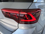 特徴的なデザインのLEDテールランプを装備。点灯時にはT-Rocのスポーティなリアビューを演出します。