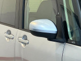 クリーナーを施工箇所全体に噴霧を行い、汚れ箇所を中心にブラッシングします。その後、専用の機械を使い、リンサーまたはスチーム洗浄で汚れを落としております。