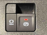指先だけで簡単に操作が可能な電動パーキングブレーキを採用。「HOLD」スイッチを押すと、渋滞や信号待ちなどでブレーキペダルから足を離しても、ブレーキを保持するので安心です