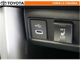 ポータブルオーディオなどの機器を接続して、車両のスピーカーで聞くことができます。