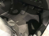 内装工程では、中古車を気持ちよくお乗りいただけるよう清掃しております。シートの洗浄はもちろん、ニオイの元となるフロアカーペットまで洗浄・消臭を実施。
