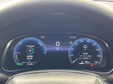 速度やシフト位置、各種表示を運転席からひと目で確認しやすいレイアウトです。走行に必要な情報をまとめて把握でき、日常の運転をサポートする見やすいメーター廻りです。