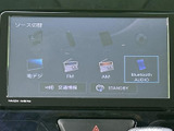 ラジオやCD、Bluetoothなど、多彩なソースに対応。お好みの音楽をクリアな音質で楽しめます。ドライブ中のエンターテインメントを充実させてくれます。