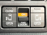 【両側パワースライドドア】スマートキーや運転席のスイッチで後席両側スライドドアの開閉が可能♪電動だから力を入れてドアを開ける必要が無く、小さなお子様でも簡単に開け閉めでき快適です♪