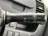 レバーには操作位置を示す表示があり、運転席から確認しやすい配置です。走行中に手元で扱えるため、視線を前方に保ちながら必要な操作を行いやすく、日々の運転を支えます。
