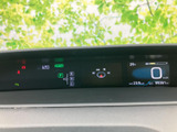 視認性の高いメーターパネルは、運転に必要な情報を分かりやすく表示します。デジタル表示により、スタイリッシュな印象を与え、走行状況を的確に把握できます。