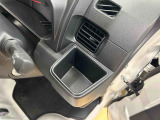 運転席にはドリンクホルダーを装備。収納スペースもあり使い勝手の良い設計です!