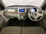 室内が明るく、運転がしやすいナチュラルベージュ内装となっております。