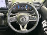 握りやすいステアリングが、運転操作をスムーズにします。オーディオ操作など、便利な機能も搭載で、運転に集中できます。