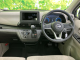 握りやすいステアリングは、長時間の運転でも疲れにくい設計。操作性も高く、快適なドライブをサポートします。