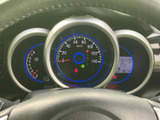 視認性の高いメーターで、運転に必要な情報を的確に把握できます。落ち着いたデザインが、運転に集中できる空間を演出します。