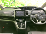 運転席まわりから前方を見渡しやすく、メーターやセンターディスプレイも視線を移しやすい配置です。落ち着いた色合いのシートで、日々の運転を心地よく支えます。