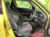 運転席からの眺めは、開放的で視界も良好。シートの形状も考慮されたデザインで、長距離ドライブでも快適にお過ごしいただけます。落ち着いた空間です。