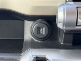 充電用USB端子付き。スマートフォンなどの充電に便利です。