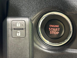 【キーレススタートシステム】カバンやポケットに入れたままでもドアの施錠・解錠が可能なスマートキーを装備。エンジンのオン・オフ時もカギを取り出す必要が無いからとっても便利です♪