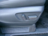 パワーシート搭載。微妙な調整が手軽にでき、ピッタリのポジションで運転することが可能です。