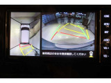 パノラミックビューモニター付きです。車両を上から見たような映像をディスプレイ画面上に表示。運転席からの目視だけでは見にくい、車両周辺の状況をリアルタイムでしっかり確認できます。