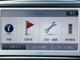 様々な情報を分かりやすく表示。車両の状態や設定変更などがスムーズに行えます。使いやすいインターフェースで、快適なカーライフを支援します。