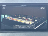 映像を表示できる画面を備えており、停車中にテレビ番組などを視聴する際に活用できます。休憩時間にも車内で映像を楽しめる、便利な装備です。