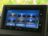 ラジオやテレビ、ディスクなど複数の音源が一覧で表示され、使いたい項目を選びやすい構成です。音楽や番組を楽しみたい場面に合わせて切り替えられ、日々の移動を便利にサポートします。