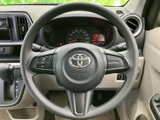 握りやすいステアリングは、運転操作をスムーズにします。ステアリング周りのスイッチ類も操作しやすく、安全運転をサポート。快適なドライビング体験を。