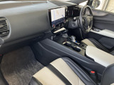 ドライバーの視界を妨げない、広々とした室内空間。操作性にも優れ、快適な運転をサポートします。落ち着いた空間です。