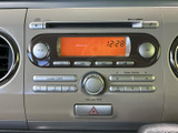 使いやすいオーディオシステムで、快適なドライブをサポートします。CDやラジオなど、様々なメディアに対応しており、お好みの音楽をお楽しみいただけます。