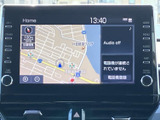 地図とオーディオ情報を同じ画面で確認でき、行き先の確認や音源選びをまとめて行えます。周囲に配置されたボタンも目に入りやすく、目的の操作へ迷いにくい設計です。