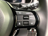 【ホンダセンシング】走行中に前方の車両等を認識し、衝突しそうな時は警報とブレーキで衝突回避と被害軽減をアシスト。より安全にドライブをお楽しみいただけます。