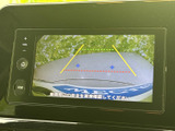 駐車時に後方の状況を画面で確認しやすく、ガイド表示も備わるため、周囲への注意を払いながら車庫入れをサポート。日常の駐車場面で役立つ装備です。
