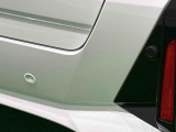 車の四隅にセンサーを施し死角になりやすい左右前後方向の障害物を感知することで、縦列駐車や車庫入れをサポートするコーナーセンサーが付いてます