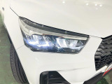 白く明るい光で夜間走行をサポートするLEDヘッドランプを搭載