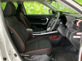 運転席まわりは前方を見渡しやすく、座席には身体を預けやすい形状が採用されています。黒を基調とした室内に赤いアクセントが映え、清潔感のある落ち着いた空間です。