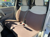 前席は明るい色と落ち着いた色を組み合わせたシートで、車内に柔らかな印象を添えます。座面と背もたれにゆとりがあり、前方の視界も開けた運転席まわりです。