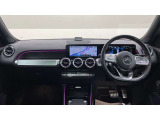 運転操作をサポートし、疲れにくく上質な環境を提供するために、様々な装備を採用。