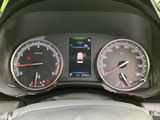 速度計やエンジン回転計に加え、中央の表示部で車両情報を確認できます。必要な情報が運転席正面にまとまり、走行中にも目線を大きく動かさず確認しやすい配置です。