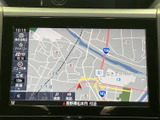見やすい地図表示で、目的地までスムーズに案内。渋滞情報もリアルタイムで確認でき、効率的なルート選択に役立ちます。