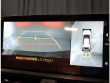 パノラミックビューモニター。車両を上から見たような映像を表示。運転席から目視しにくい車両周囲の状況をリアルタイムで確認できます。