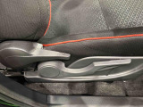 運転する人それぞれの体格に合わせてドライビングポジションをきめ細かく調整できる、運転席シ-トリフタ-が付いています(^^♪
