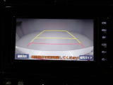 バックモニター装着車は後退時の強い味方です♪車庫入れや縦列駐車の際、後退操作の参考になるガイドラインをナビ画面に表示します。