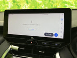 高精細なディスプレイが、運転に必要な情報をわかりやすく表示。快適なドライブをサポートするオーディオシステムが搭載されています。