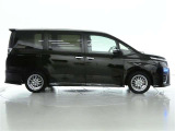 両側パワースライドドア付きだから、狭い駐車スペースなどでの 乗り降りラクラク!小さなお子さまのいるご家庭には嬉しい装備。