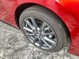 車格に見合った大きさのホイールとタイヤで、しっかりしたグリップ性能と共に見た目にもおしゃれさを感じられるはずです。