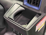 運転席側掘り込み式カップホルダー