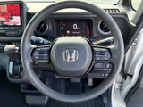 握りやすいステアリングが、快適なドライビングをサポートします。操作性にも優れており、スムーズなハンドリングを実現。運転の楽しさを向上させます。