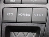 ドライブモードの切り替えスイッチ。ECOモードはエンジン音や排気ガスを気にすることなく走れます。早朝や深夜の走行に便利でおすすめです。