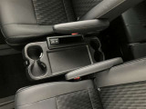 便利なカップホルダーを装備しています。缶ジュースを開けて運転していると振動で倒れないかヒヤヒヤ、意外と置き場に困るもの。 意外に重要な装備ですね。