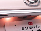 後退時に車両の後ろ側をモニター画面に表示します。車庫入れなどでバックする際に後方確認ができて便利です。車庫入れが苦手な人もこれで安心。