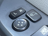【電動格納ミラー】サイドミラーは電動格納式となっており、狭い駐車場でもキズがつくリスクを抑えられます。